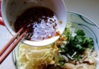海兔子鱼干拌白菜心的做法 步骤8
