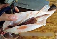 椒汁蒸鲈鱼的做法 步骤2