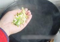 青椒鱿鱼卷的做法 步骤3