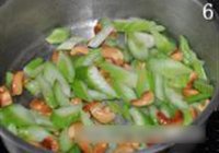 西芹炒腰果的做法 步骤6