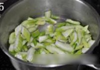 西芹炒腰果的做法 步骤5
