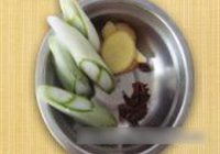 秘制红烧猪蹄的做法 步骤3
