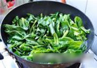 菠菜鸡蛋炖粉条的做法 步骤2