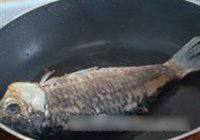 干烧鲫鱼的做法 步骤5