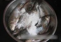 油炸小鲫鱼的做法 步骤2