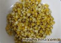 水果玉米炒肉的做法 步骤2