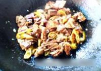 红烧酸辣子鸭的做法 步骤6