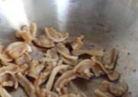 家常辣椒炒猪油渣的做法 步骤2