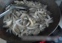 平菇炒肉片的做法 步骤4