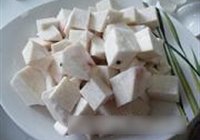 芋头烧五花肉的做法 步骤2