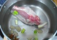 酸菜汆白肉的做法 步骤7