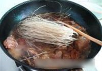排骨炖粉条的做法 步骤7