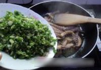 虾爬子炒青辣椒的做法 步骤4