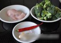 西兰花炒鸡丁的做法 步骤1