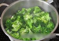 西兰花炒鸡丁的做法 步骤2