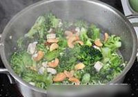 西兰花炒鸡丁的做法 步骤6