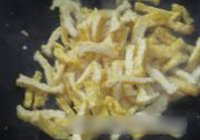 蒜香烩炸豆腐的做法 步骤2