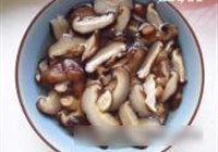 香菇粉丝肉汤的做法 步骤3