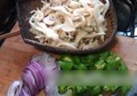 口蘑豆腐烧鸡的做法 步骤3