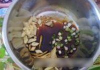 清蒸鲈鱼的做法 步骤2