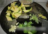 南瓜炖小鸡的做法 步骤1