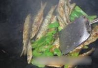 青椒鱼干的做法 步骤4