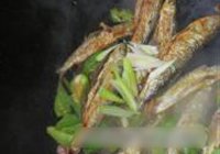 青椒鱼干的做法 步骤6