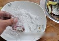 椒盐鲫鱼片的做法 步骤3