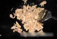 茶树菇炒鸡肉的做法 步骤9