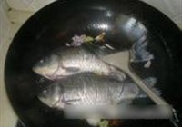 鲫鱼炖黄豆的做法 步骤4