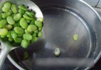 椒油炝蚕豆的做法 步骤2