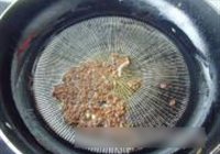 椒油炝蚕豆的做法 步骤3