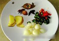 香菇炒猪皮的做法 步骤2