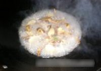 蒜苗芹菜炒慈菇的做法 步骤4