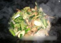 蒜苗芹菜炒慈菇的做法 步骤6