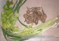 蒜苗芹菜炒慈菇的做法 步骤1