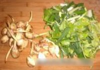 蒜苗芹菜炒慈菇的做法 步骤2