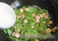 西芹炒虾仁的做法 步骤7
