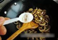 青椒洋葱炒鸡肠的做法 步骤9