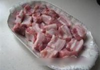 杏鲍菇搭上红烧肉的做法 步骤1