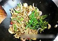 青椒洋葱炒鸡肠的做法 步骤10