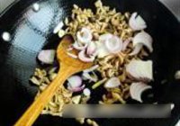 青椒洋葱炒鸡肠的做法 步骤7