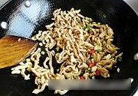 青椒洋葱炒鸡肠的做法 步骤5