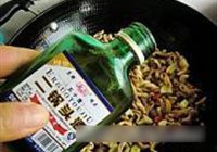 青椒洋葱炒鸡肠的做法 步骤6