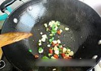 青椒洋葱炒鸡肠的做法 步骤4