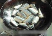 干煎秋刀的做法 步骤6