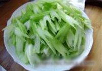 西芹炒肉的做法 步骤1