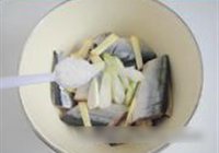 干煎秋刀的做法 步骤3