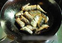 干煎秋刀的做法 步骤7