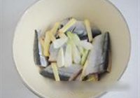 干煎秋刀的做法 步骤2